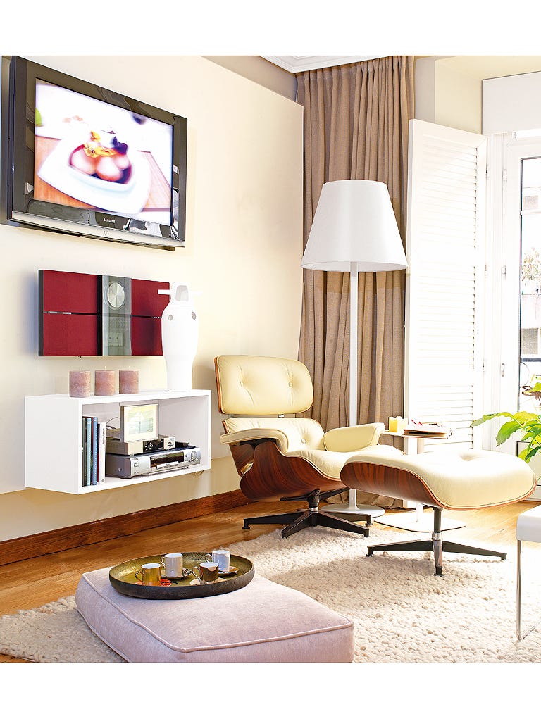 salón con televisión en la pared