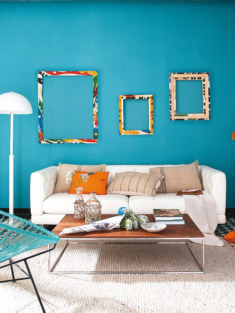 salón con pared azul