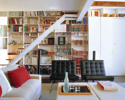 salón con escalera adaptada a la librería
