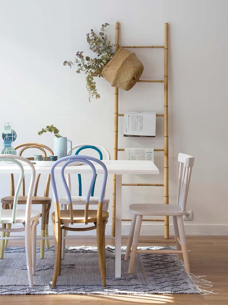 Elegante Escalera Decorativa Con Plantas De Casa Y Silla En Sala