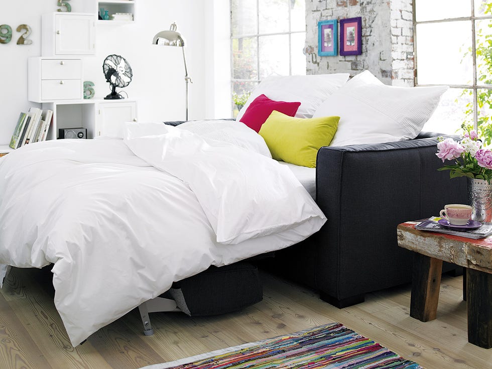 Bed sheet, Bedding, Furniture, Room, Bed, Bedroom, Bed frame, Yellow, Textile, Duvet, 