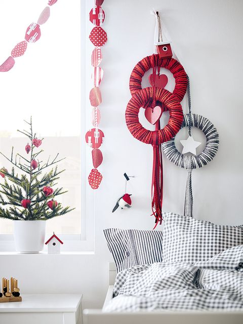 Red, Christmas decoration, Interior design, Interior design, Pillow, Linens, Bed, Home, Throw pillow, Cushion, 