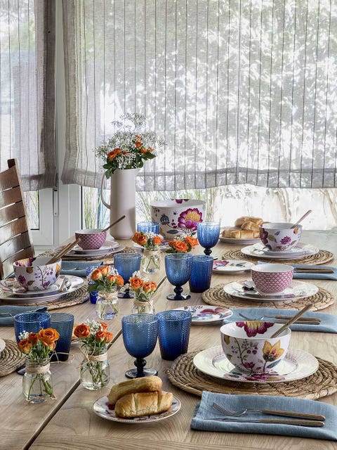 Una mesa de comedor con adornos florales - Comedores
