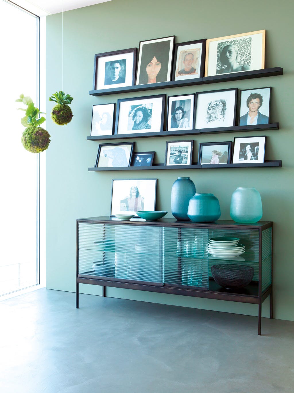 decoración de pared con cuadros sobre estanterías con tope