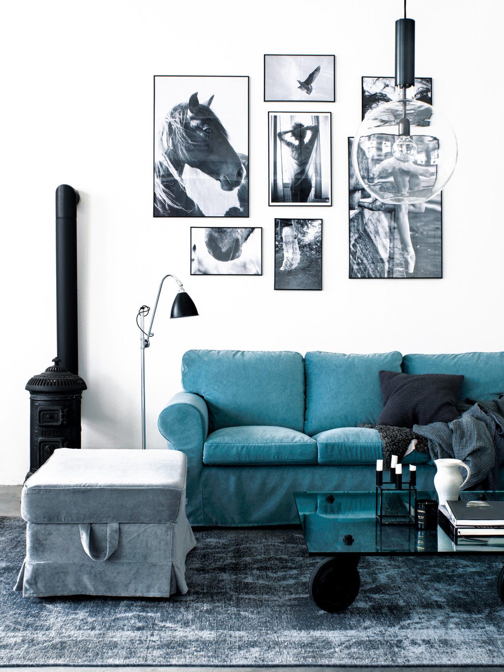 ambiente de ikea, con decoración de pared con fotografías, sofá y puf