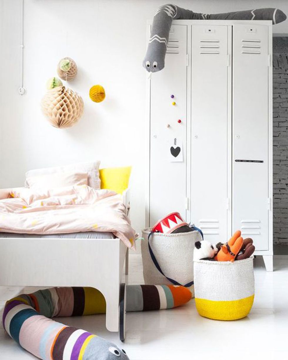 dormitorio infantil con armario tipo taquillas de estilo industrial