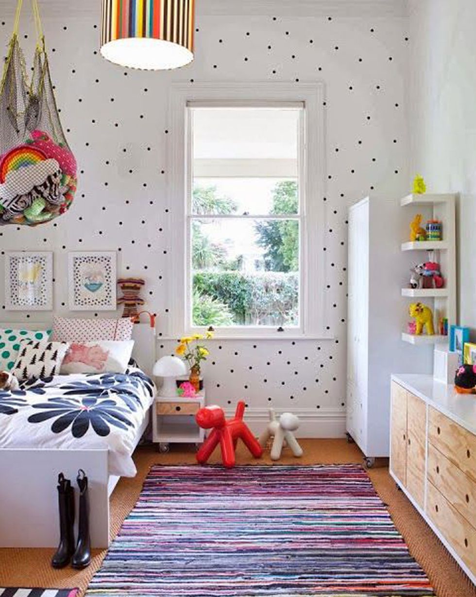 dormitorio infantil con paredes de topos