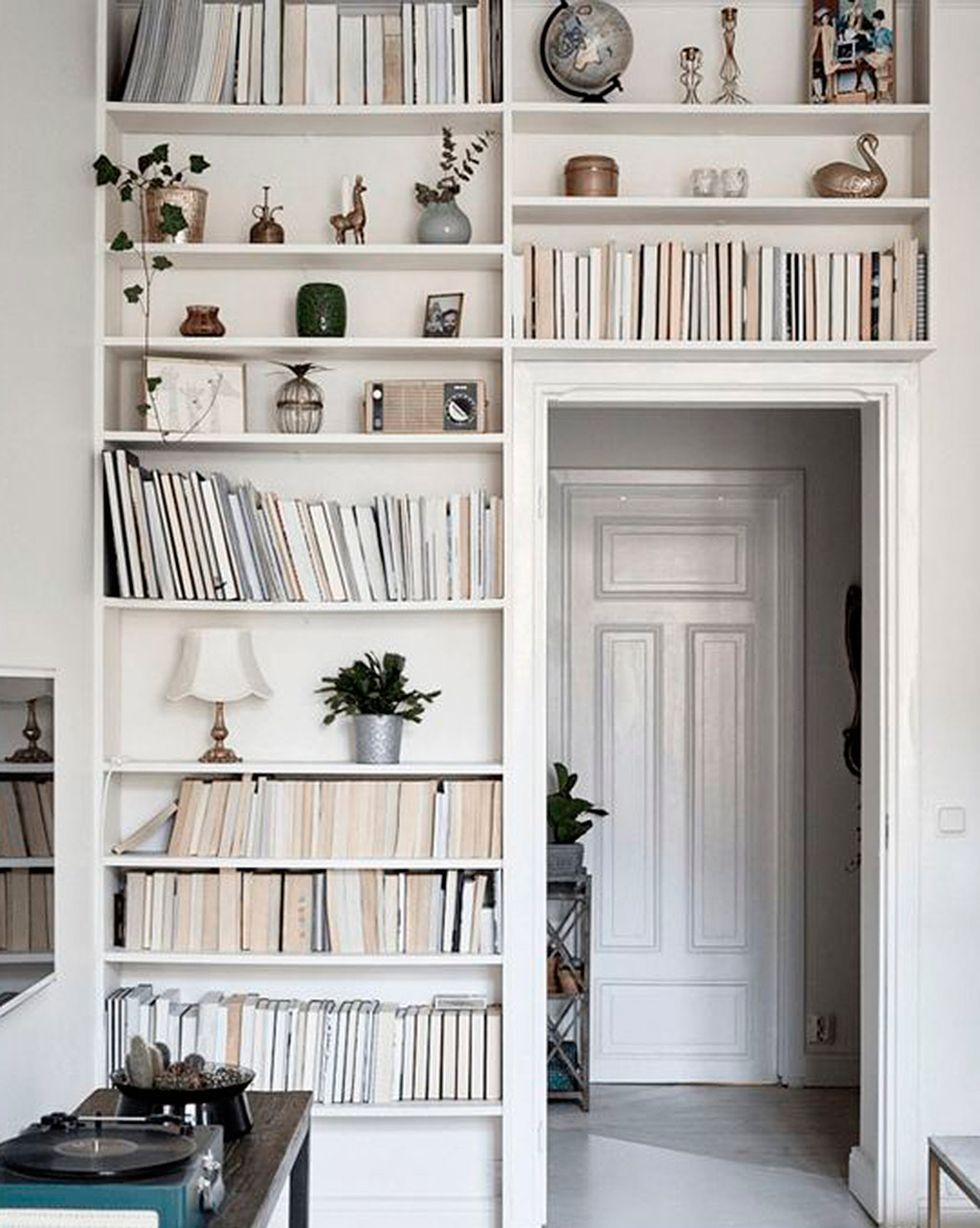 Entendiendo, y probando, la moda de decorar estanterías con los libros al  revés - Una casa con vistas
