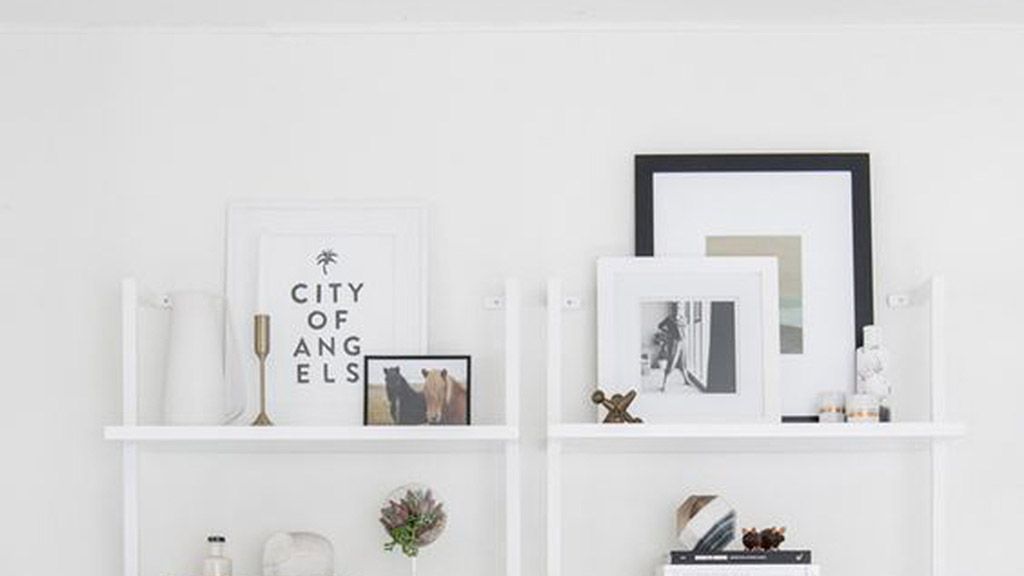 Estantes: la mejor forma de organizar y decorar tu sala pequeña