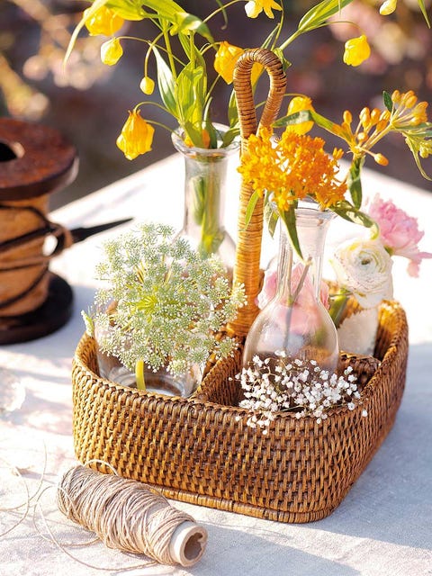 Flowerpot, Centrepiece, Basket, Flower, Yellow, Plant, Table, Home accessories, Cut flowers, Flower girl basket, 