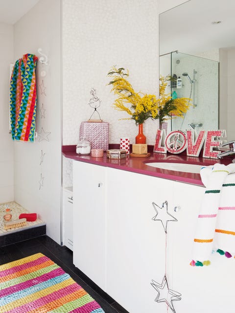 Room, Interior design, Interior design, Flooring, Orange, Artifact, Carpet, Home accessories, Vase, Bouquet, 