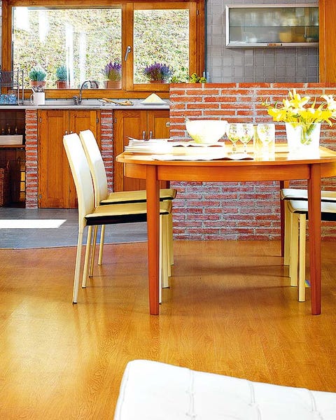 cocina con comedor con suelo de madera y cerámico