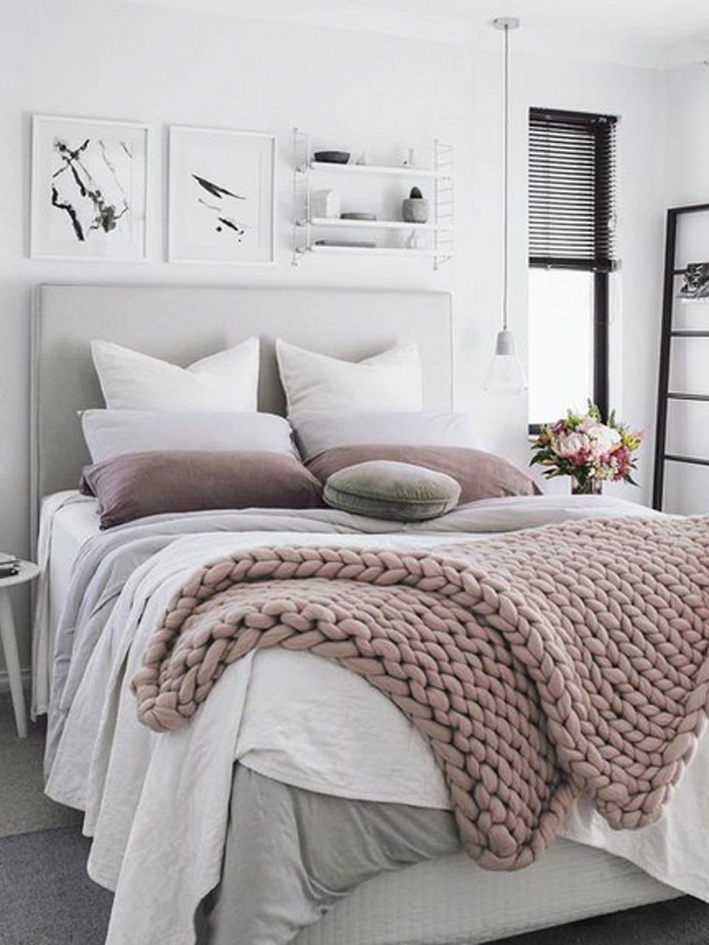 ambiente dormitorio con manta en punto grueso y color rosa empolvado