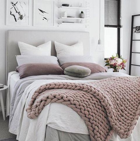 ambiente dormitorio con manta en punto grueso y color rosa empolvado