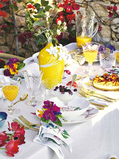 Serveware, Yellow, Tablecloth, Dishware, Drink, Petal, Tableware, Table, Drinkware, Cut flowers, 
