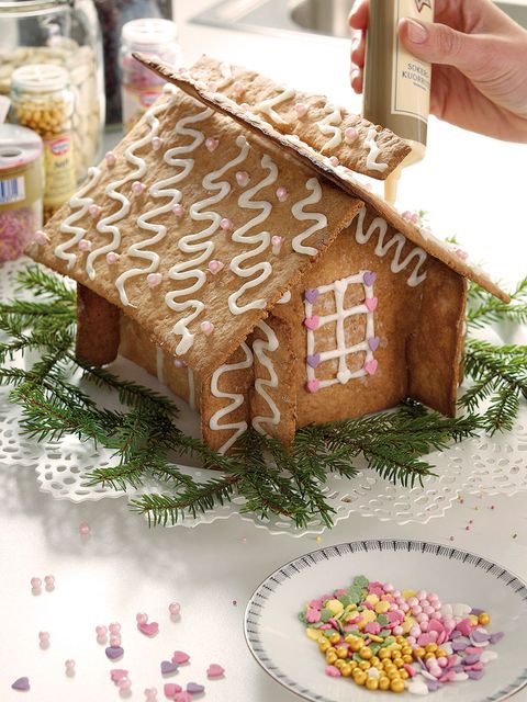 Christmas decoration, Gingerbread house, Christmas, Gingerbread, Dishware, Dessert, Conifer, Sweetness, Icing, Recipe, 