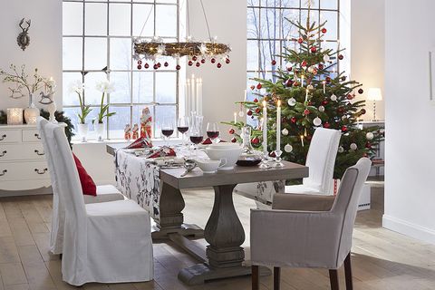 comedor blanco decorado para navidad