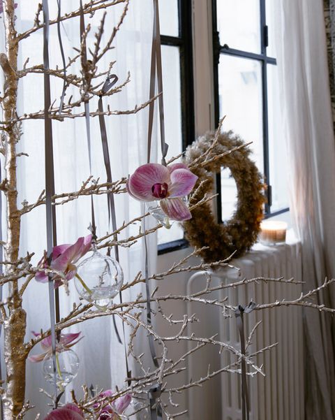 Árbol de navidad con orquídeas y bolas de cristal