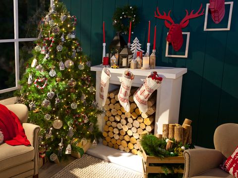 salón con chimenea y árbol de navidad