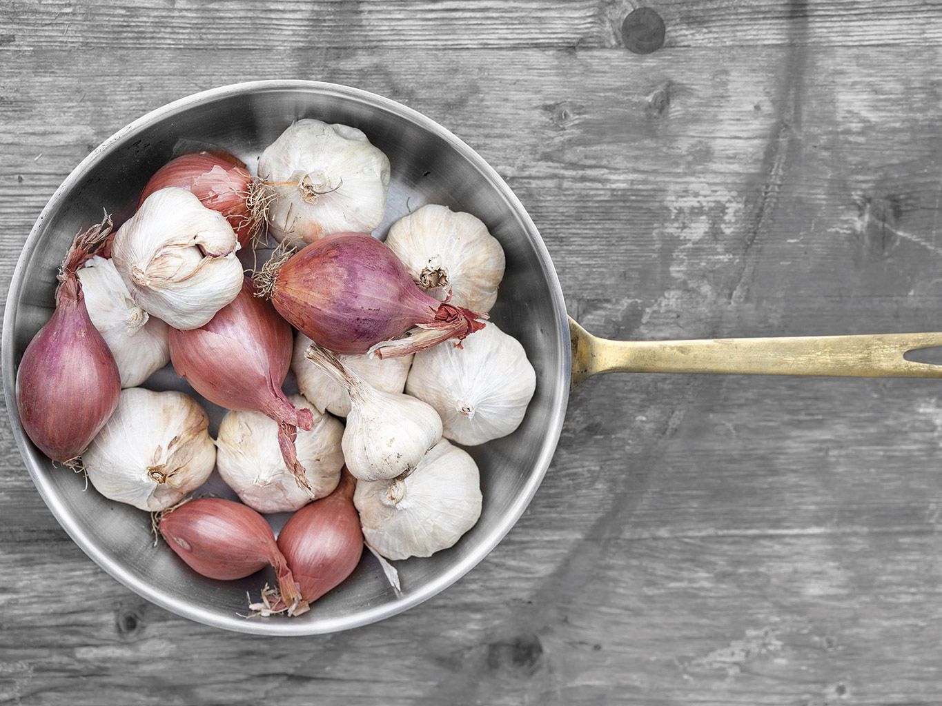Food, Shallot, Vegetable, Onion, Ingredient, Pearl onion, Produce, Plant, Red onion, Cuisine, 