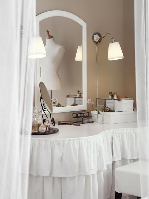 Tablecloth, Interior design, Room, Textile, White, Linens, Floor, Wall, Interior design, Fixture, 