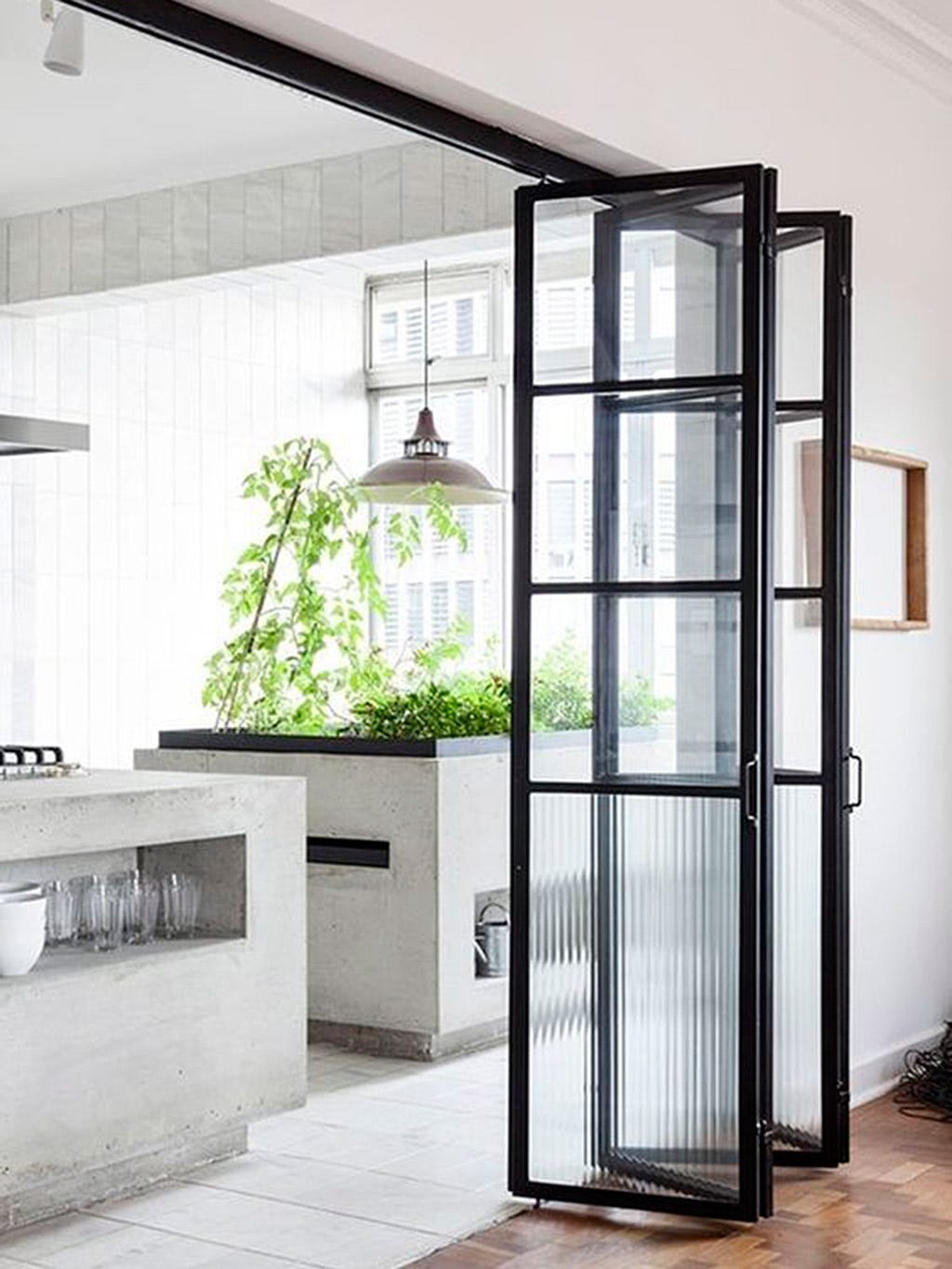 cerramiento de cristal para separar la cocina de estilo industrial con puertas plegables correderas