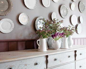 pared decorada con platos
