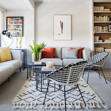 salón moderno con sofá gris