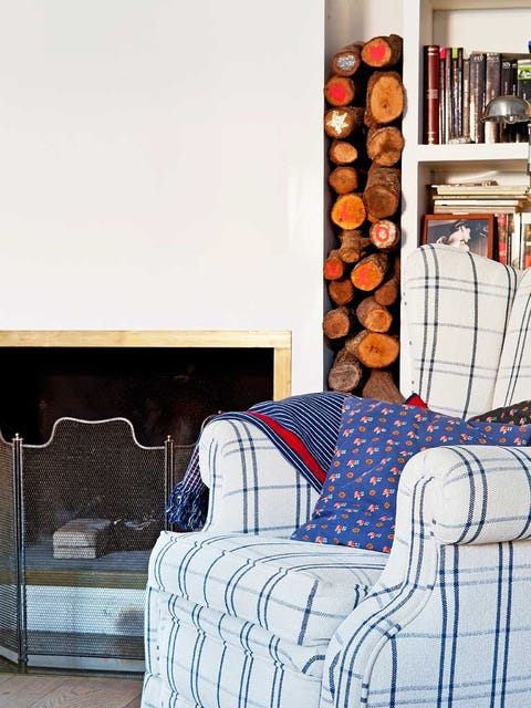 Wood, Textile, Room, Interior design, Linens, Pillow, Pattern, Shelf, Throw pillow, Bedding, 