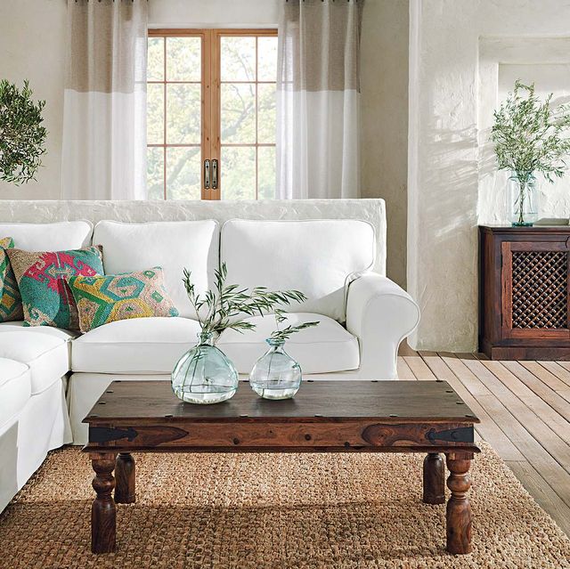 Salón fresco con sofá blanco