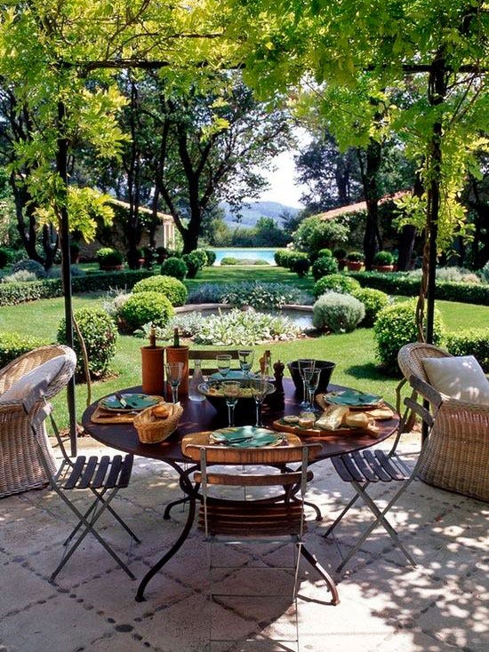 Comedor en el jardín
