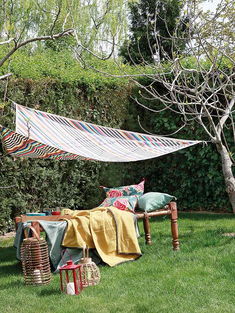 Toldo tipo vela en el jardín