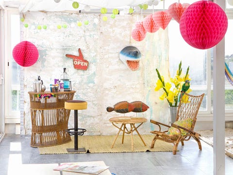 Interior design, Room, Pink, Furniture, Interior design, Magenta, Lampshade, Decoration, Lighting accessory, Lantern, 