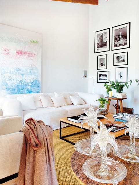 Room, Interior design, Wall, Table, Furniture, Interior design, Couch, Living room, Home, Home accessories, 