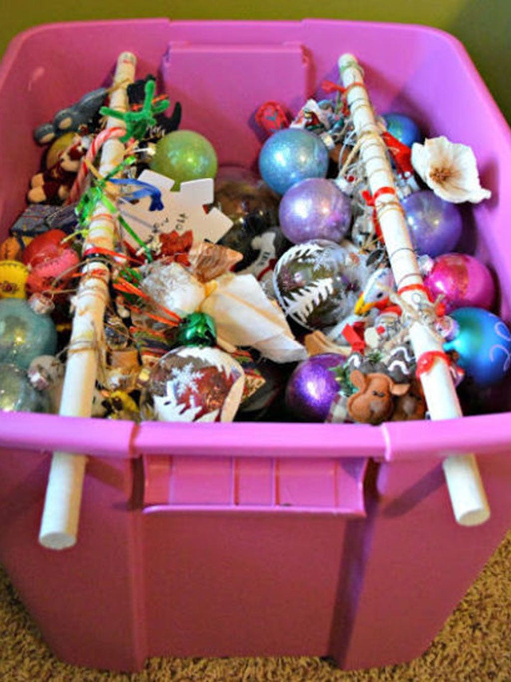 colgar los adornos de navidad