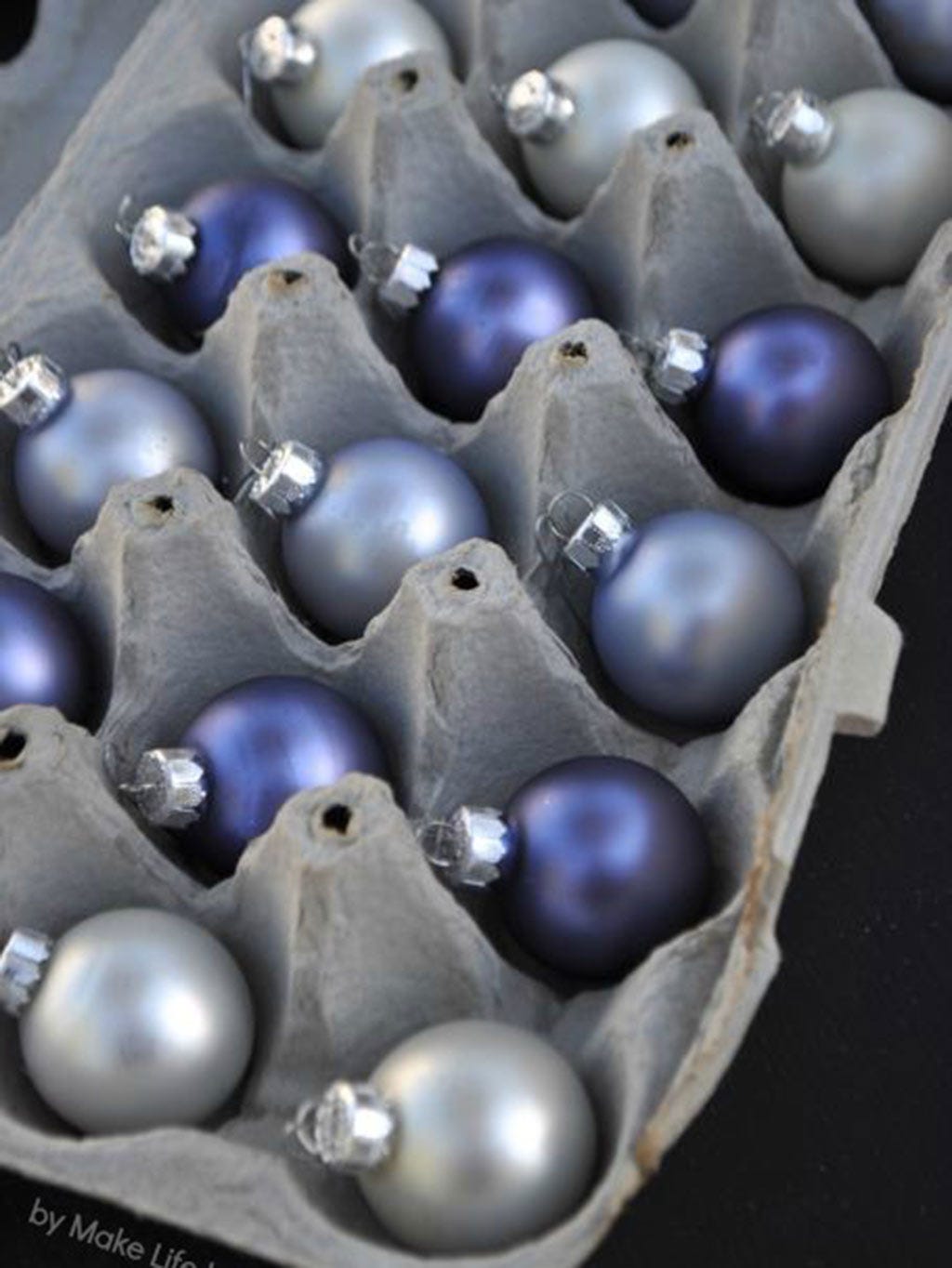 bolas de navidad en hueveras