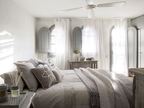 Dormitorio en tonos grises