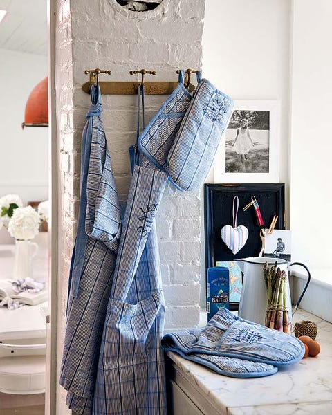 Room, Interior design, Wall, Household supply, Grey, Interior design, Linens, Cabinetry, Home accessories, Drawer, 