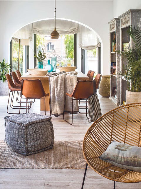 Interior design, Floor, Furniture, Room, Table, Ceiling, Light fixture, Real estate, Houseplant, Home, 