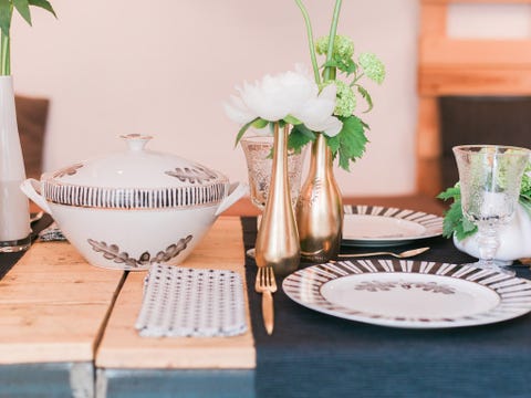 Serveware, Dishware, Table, Interior design, Tablecloth, Porcelain, Bouquet, Plate, Centrepiece, Tableware, 