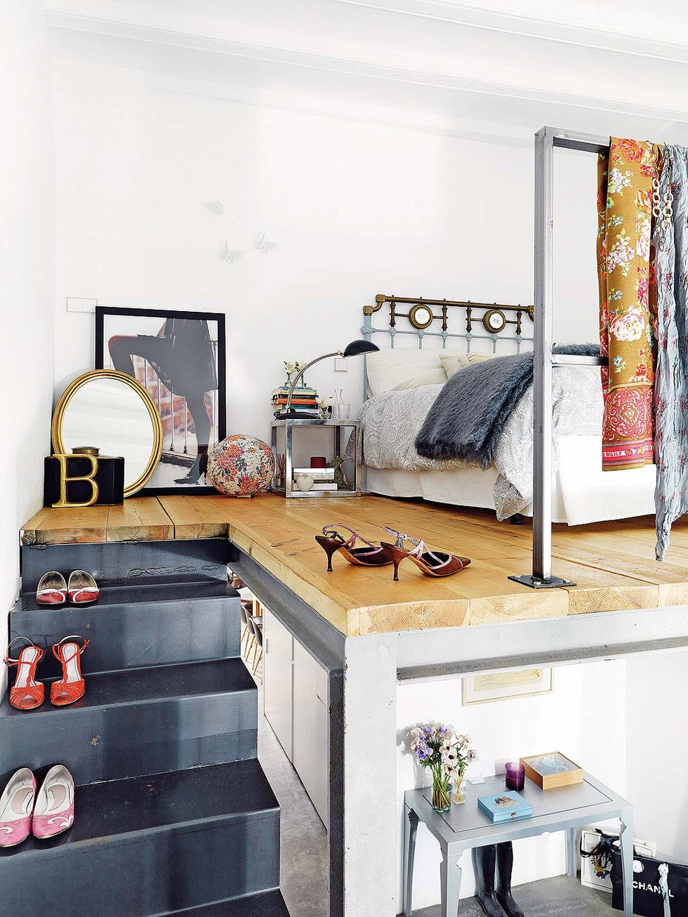 Room, Interior design, Table, Wall, Interior design, Picture frame, Paint, Sofa tables, Desk, Stool, 
