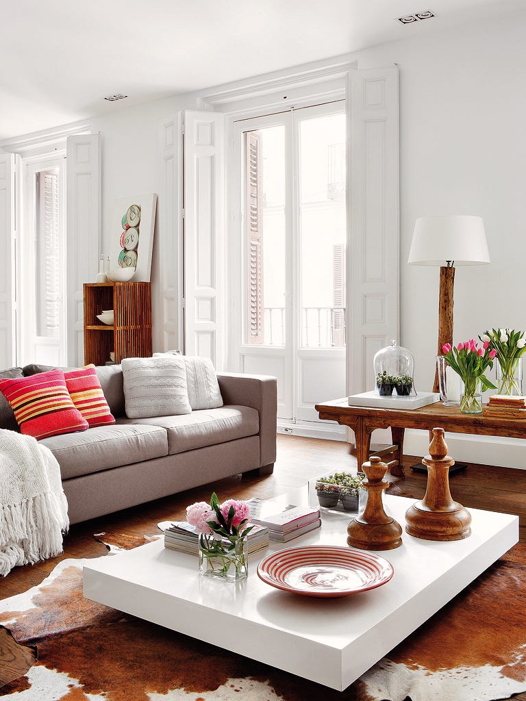 salón en blanco y gris con adornos de madera
