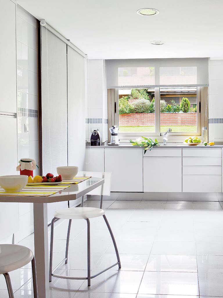 cocina blanca con ventanas correderas