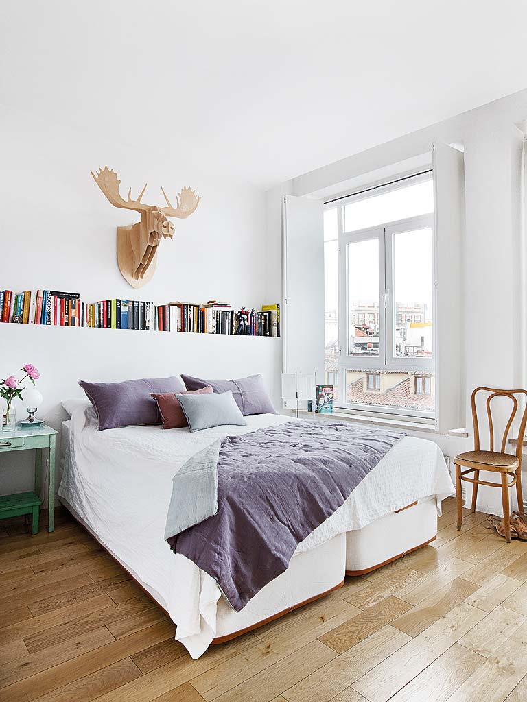 dormitorio blanco con cabecero de obra