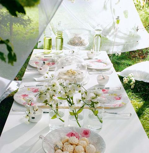 Tablecloth, Petal, Bouquet, Linens, Cut flowers, Centrepiece, Flower Arranging, Floristry, Dishware, Home accessories, 