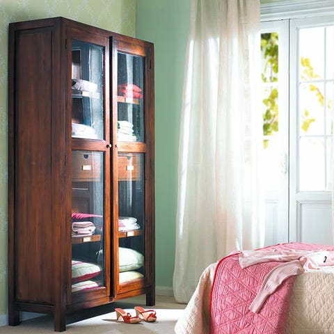 Room, Interior design, Textile, Bed, Linens, Hardwood, Window covering, Window treatment, Bedding, Fixture, 