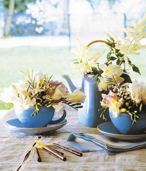 Flowerpot, Serveware, Flower, Bouquet, Dishware, Petal, Porcelain, Centrepiece, Interior design, Vase, 