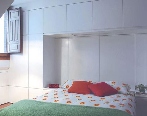 Room, Bed, Interior design, Wall, Textile, Bedding, Bedroom, Flowerpot, Linens, Bed sheet, 
