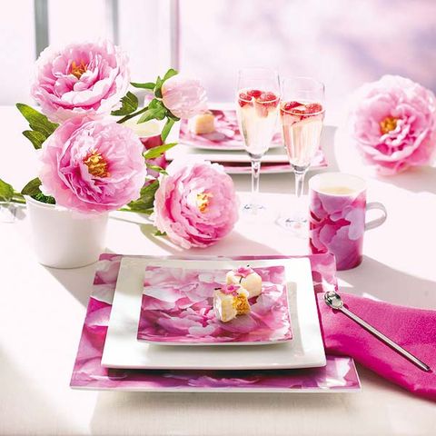 Petal, Serveware, Flower, Pink, Drinkware, Bouquet, Dishware, Centrepiece, Cut flowers, Flowering plant, 