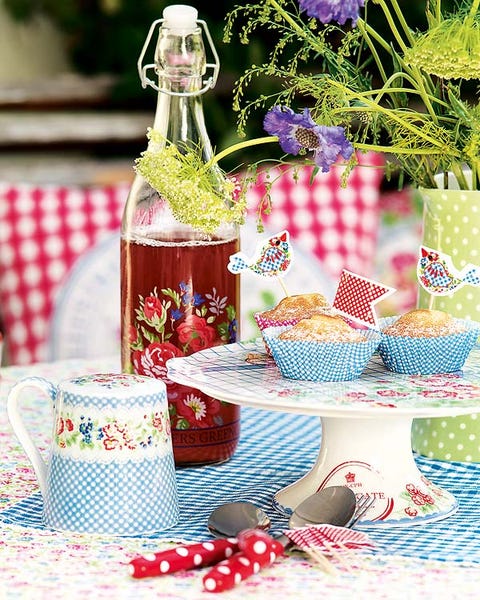 Glass bottle, Bottle, Party supply, Serveware, Lavender, Home accessories, Linens, Sweetness, Present, Dessert, 